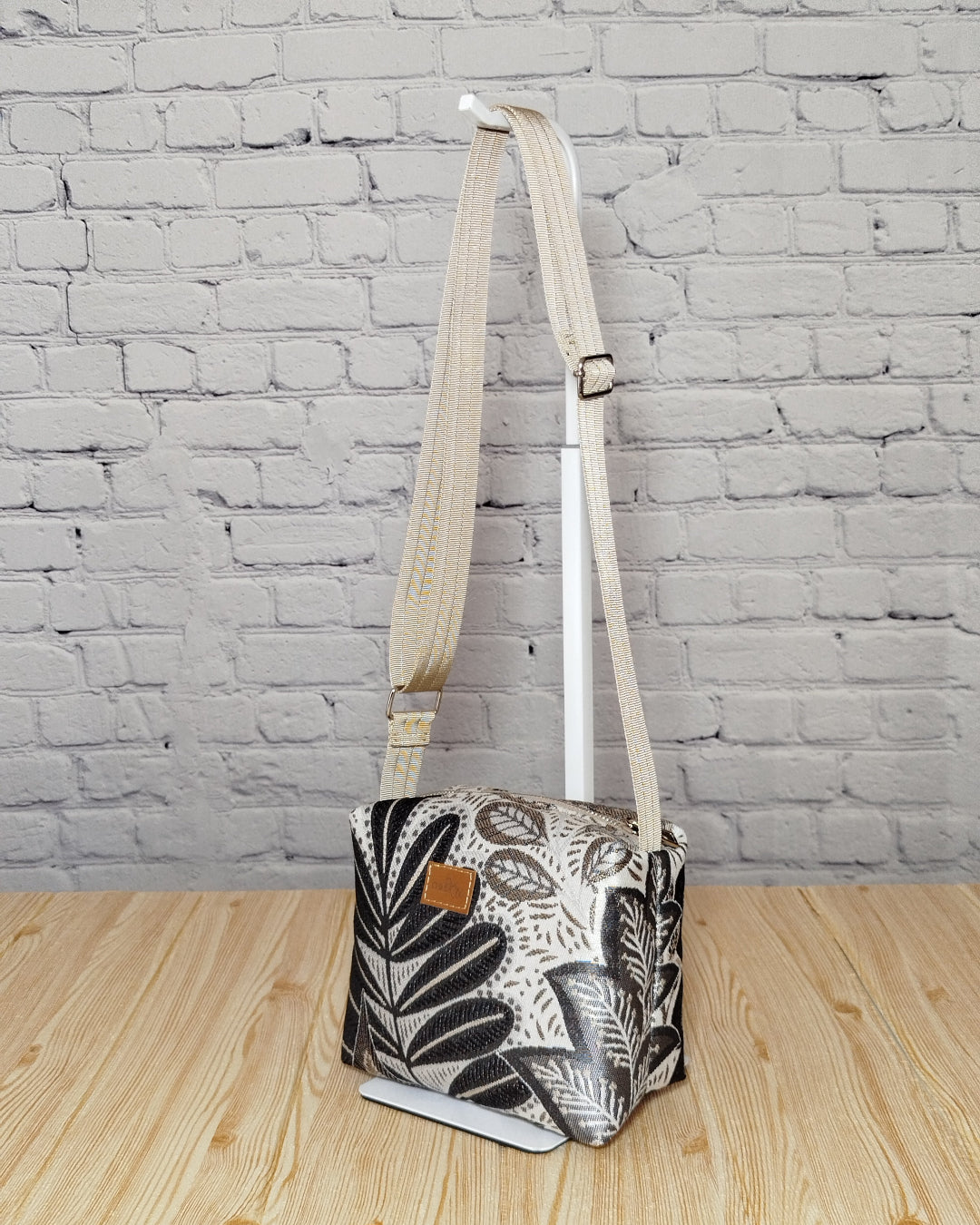 tracolla cubotto fantasia foglie grigio2 GreKri Bags