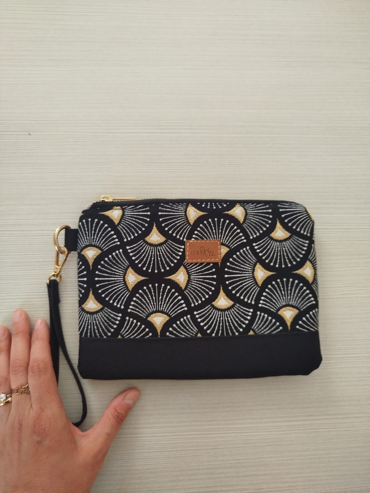 Fan pattern clutch bag