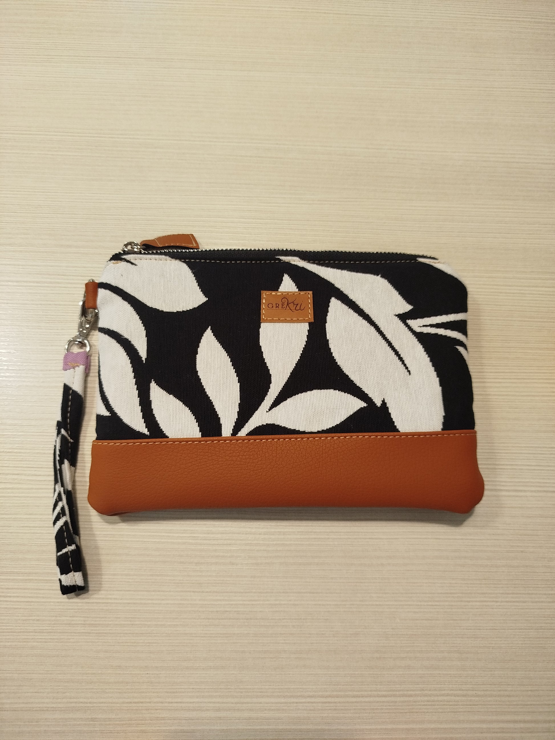 Video pochette foglie Black & White